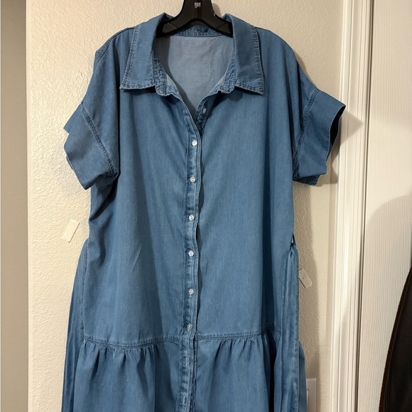 Cute chambray button front dress with ruffle hem and belt. Woman’s size 2xl. - Picture 2 of 10